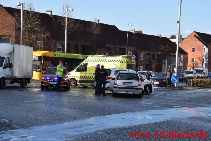 2 biler kørt sammen i krydset. Horsensvej i Vejle. 01/02-2023. KL. 11:05.