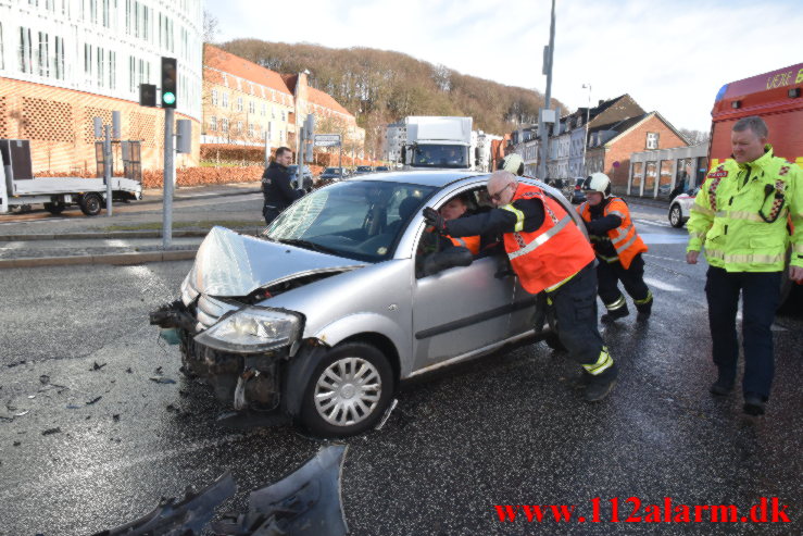 2 biler kørt sammen i krydset. Horsensvej i Vejle. 01/02-2023. KL. 11:05.