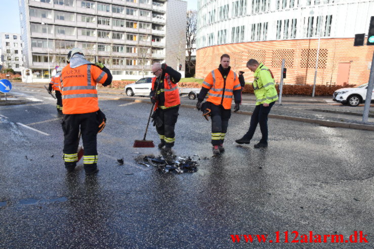 2 biler kørt sammen i krydset. Horsensvej i Vejle. 01/02-2023. KL. 11:05.