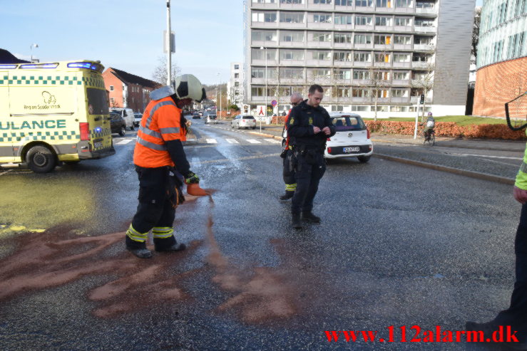 2 biler kørt sammen i krydset. Horsensvej i Vejle. 01/02-2023. KL. 11:05.