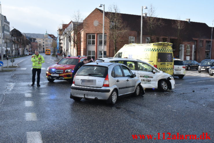 2 biler kørt sammen i krydset. Horsensvej i Vejle. 01/02-2023. KL. 11:05.