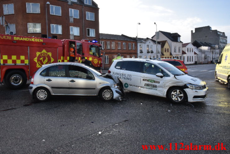 2 biler kørt sammen i krydset. Horsensvej i Vejle. 01/02-2023. KL. 11:05.