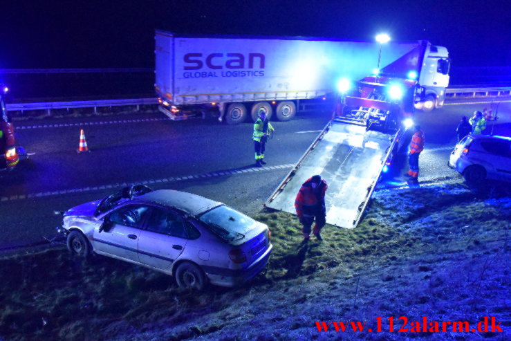 Begge biler endte i rabatten. Midtjyske Motorvej lige ud for Lindved. 07/02-2023. Kl. 20:23.