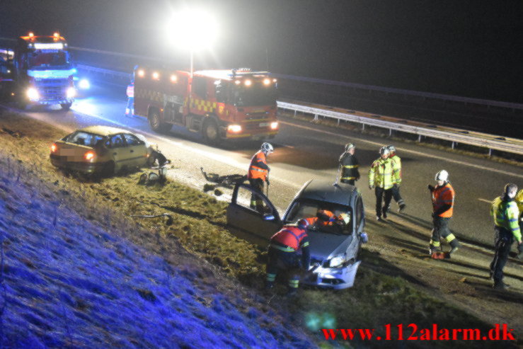 Begge biler endte i rabatten. Midtjyske Motorvej lige ud for Lindved. 07/02-2023. Kl. 20:23.