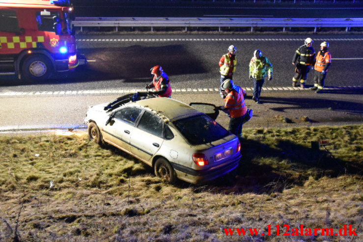 Begge biler endte i rabatten. Midtjyske Motorvej lige ud for Lindved. 07/02-2023. Kl. 20:23.