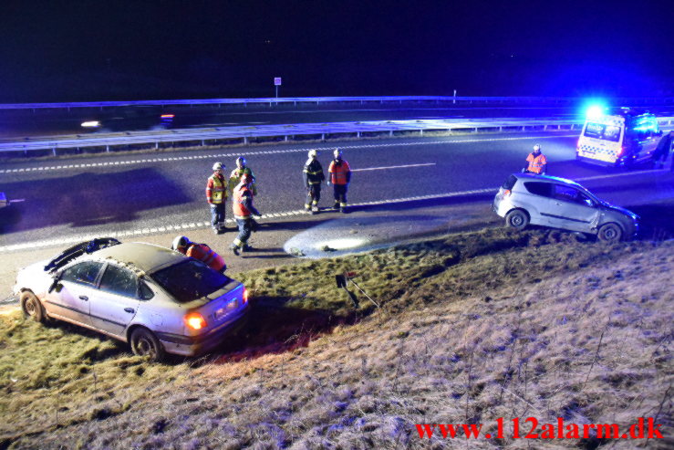 Begge biler endte i rabatten. Midtjyske Motorvej lige ud for Lindved. 07/02-2023. Kl. 20:23.