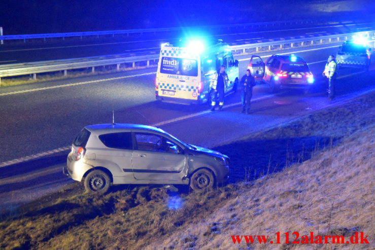 Begge biler endte i rabatten. Midtjyske Motorvej lige ud for Lindved. 07/02-2023. Kl. 20:23.