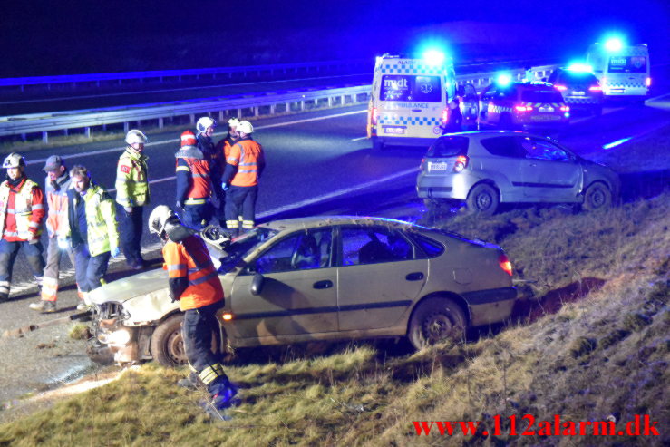 Begge biler endte i rabatten. Midtjyske Motorvej lige ud for Lindved. 07/02-2023. Kl. 20:23.