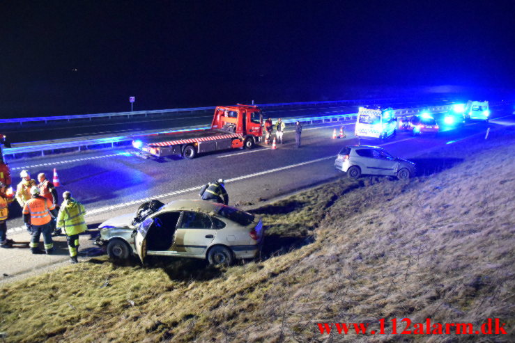 Begge biler endte i rabatten. Midtjyske Motorvej lige ud for Lindved. 07/02-2023. Kl. 20:23.