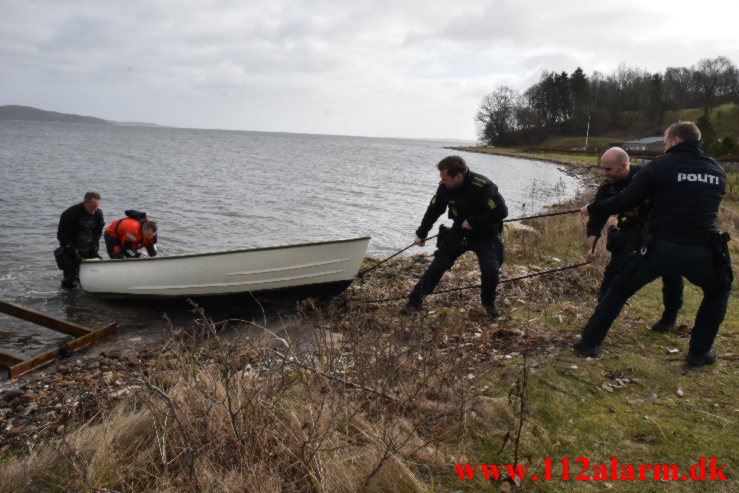 Redning - Drukneulykke Fjord. Holtser Hage ved Børkop. 21/02-2023. KL. 11:43.