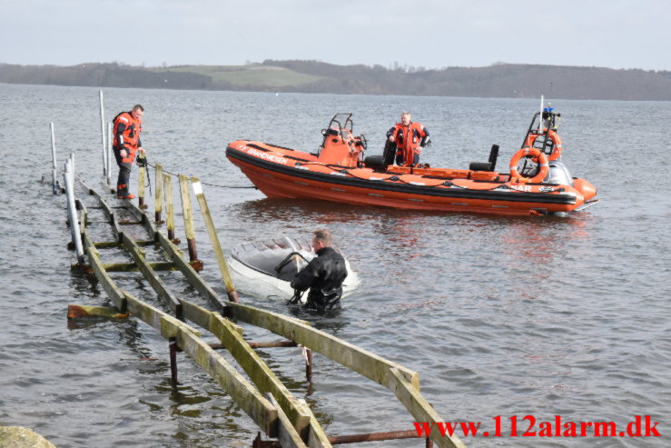 Redning - Drukneulykke Fjord. Holtser Hage ved Børkop. 21/02-2023. KL. 11:43.