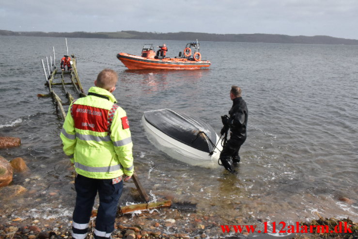 Redning - Drukneulykke Fjord. Holtser Hage ved Børkop. 21/02-2023. KL. 11:43.