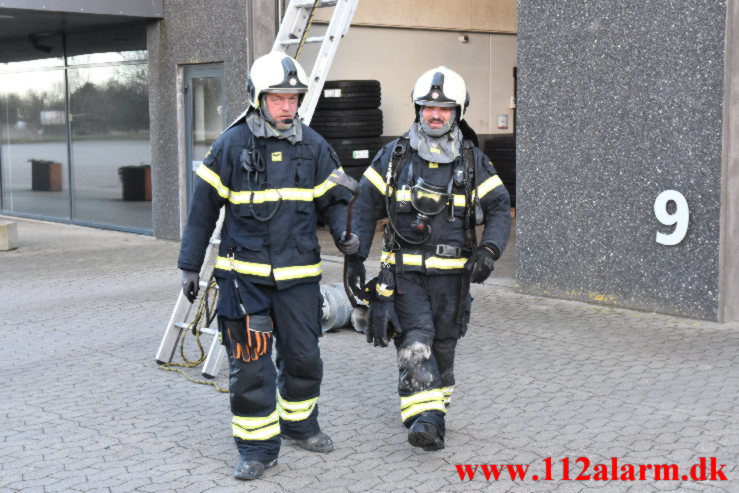 Brand ved Super Dæk. Stiftsvej i Vejle. 08/03-2023. KL. 16:33.