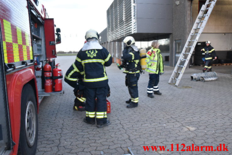 Brand ved Super Dæk. Stiftsvej i Vejle. 08/03-2023. KL. 16:33.