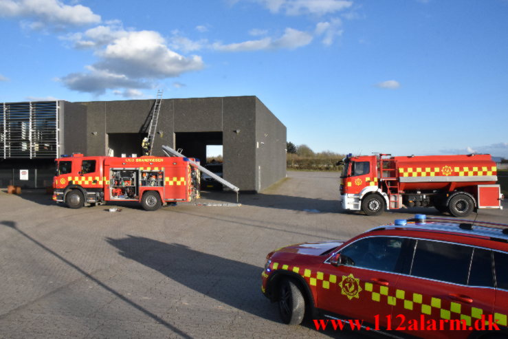 Brand ved Super Dæk. Stiftsvej i Vejle. 08/03-2023. KL. 16:33.