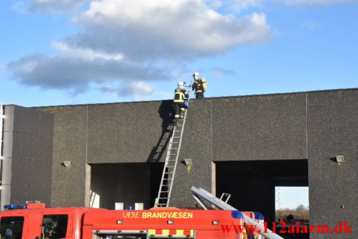 Brand ved Super Dæk. Stiftsvej i Vejle. 08/03-2023. KL. 16:33.