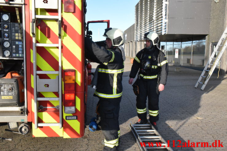 Brand ved Super Dæk. Stiftsvej i Vejle. 08/03-2023. KL. 16:33.