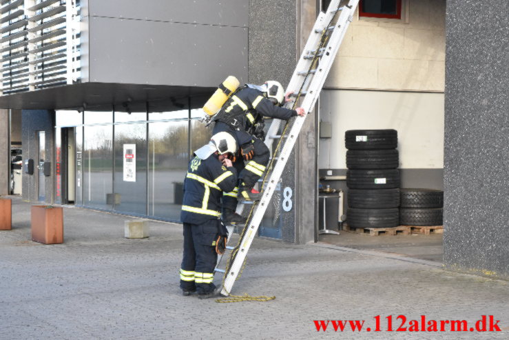 Brand ved Super Dæk. Stiftsvej i Vejle. 08/03-2023. KL. 16:33.