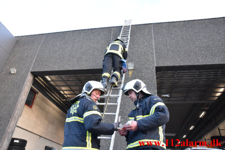 Brand ved Super Dæk. Stiftsvej i Vejle. 08/03-2023. KL. 16:33.