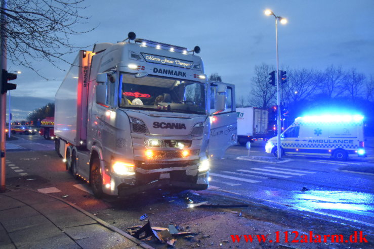 Over så lastbilen. Viborgvej i Vejle. 28/03-2023. KL. 20:03.