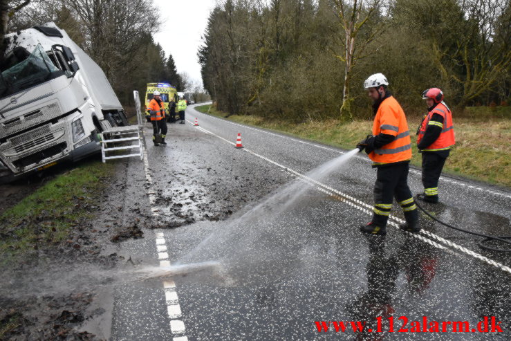 Lastbil ramte flere træer. Tykhøjenvej ved Farre. 11/04-2023. Kl. 09:51.