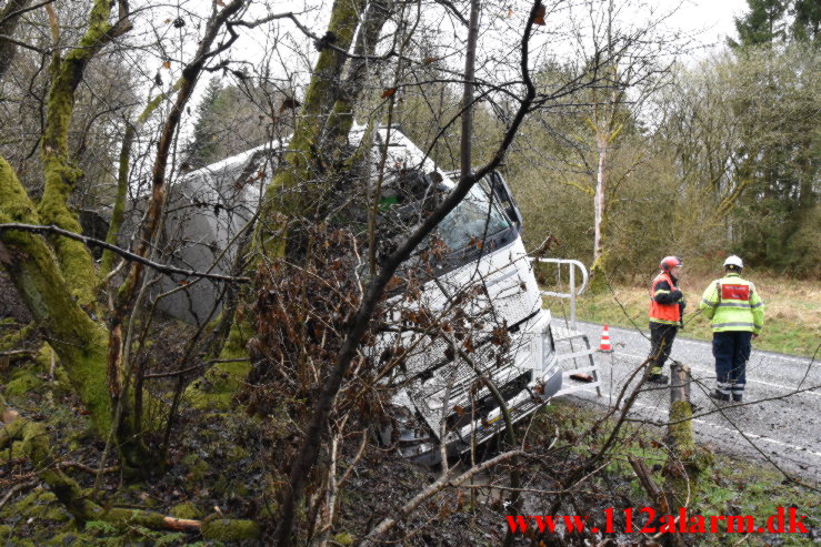 Lastbil ramte flere træer. Tykhøjenvej ved Farre. 11/04-2023. Kl. 09:51.