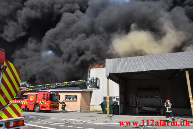 Brand i ester Food. Solkilde Alle i Vejle. 22/04-2023. KL. 15:46.