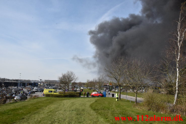 Brand i ester Food. Solkilde Alle i Vejle. 22/04-2023. KL. 15:46.