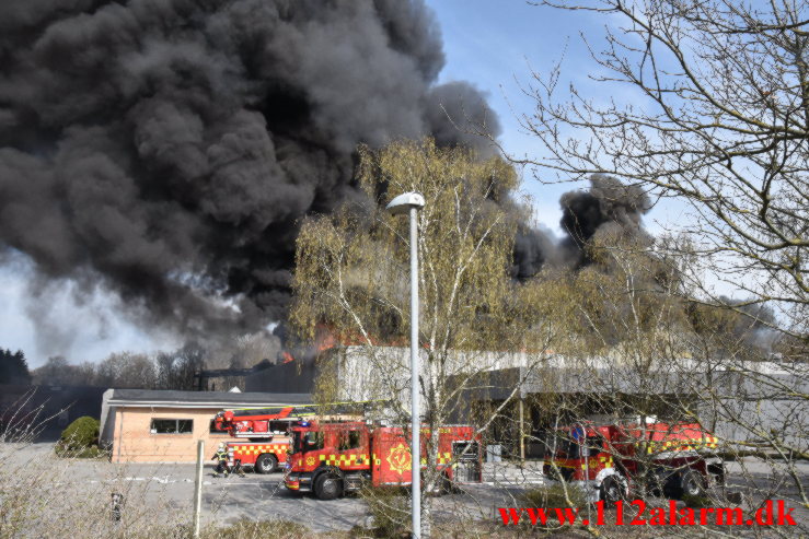 Brand i ester Food. Solkilde Alle i Vejle. 22/04-2023. KL. 15:46.