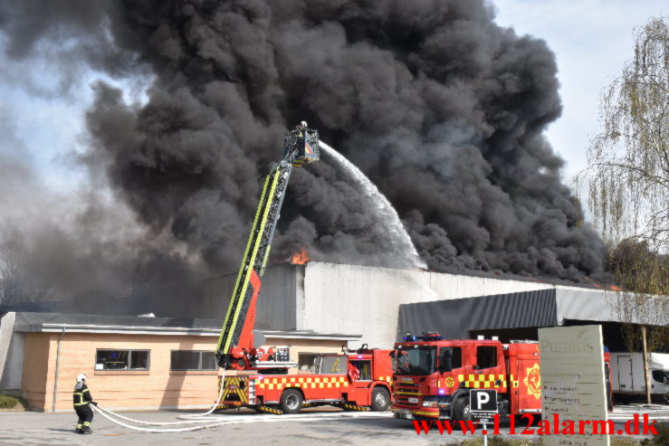 Brand i ester Food. Solkilde Alle i Vejle. 22/04-2023. KL. 15:46.