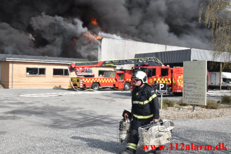 Brand i ester Food. Solkilde Alle i Vejle. 22/04-2023. KL. 15:46.