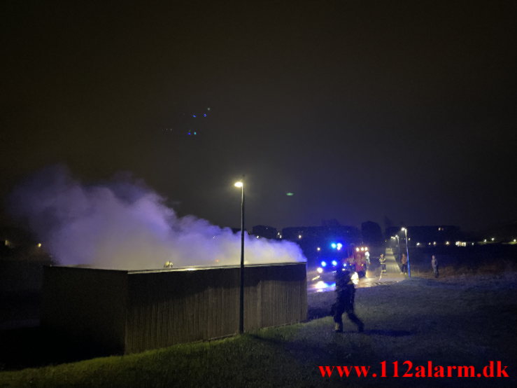 Ild i Container. Vinds Vænge i Vejle. 23/04-2023. KL. 03:46.