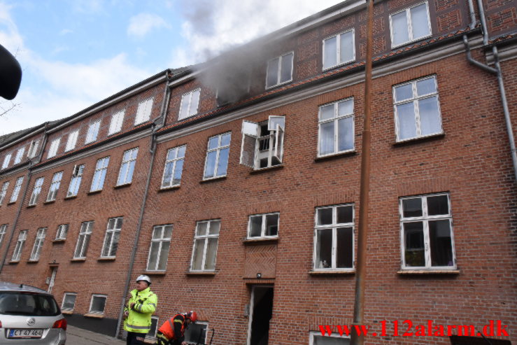 Airfryer satte ild i køkken. Nyboesgade 76 i Vejle. 25/04-2023. KL. 10:28.