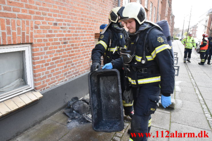 Airfryer satte ild i køkken. Nyboesgade 76 i Vejle. 25/04-2023. KL. 10:28.