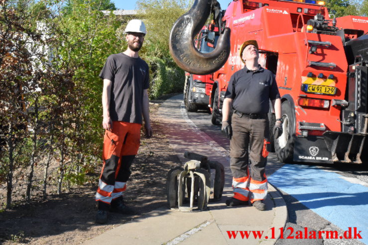 Bjergningen af den bybus. Hældagervej i Bredballe. 12/05-2023. KL. 17:30.