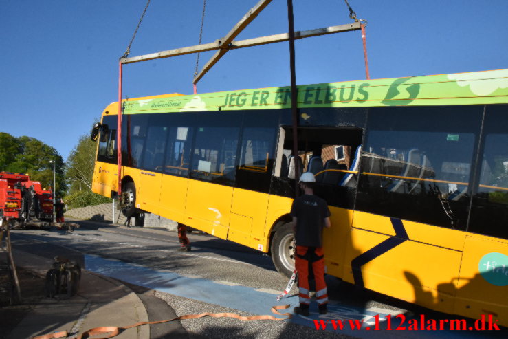 Bjergningen af den bybus. Hældagervej i Bredballe. 12/05-2023. KL. 17:30.