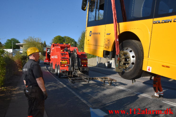 Bjergningen af den bybus. Hældagervej i Bredballe. 12/05-2023. KL. 17:30.