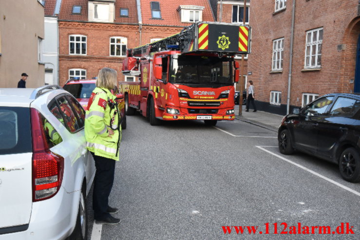 Måtte fjerne beton fra taget. Frejasgade 3 i Vejle. 13/05-2023. KL, 20:03.