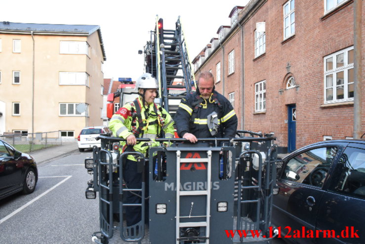 Måtte fjerne beton fra taget. Frejasgade 3 i Vejle. 13/05-2023. KL, 20:03.