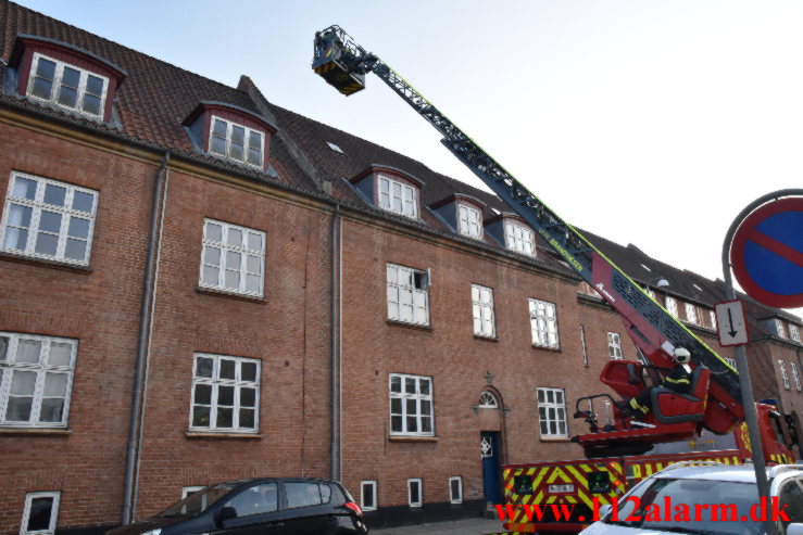 Måtte fjerne beton fra taget. Frejasgade 3 i Vejle. 13/05-2023. KL, 20:03.