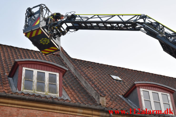 Måtte fjerne beton fra taget. Frejasgade 3 i Vejle. 13/05-2023. KL, 20:03.