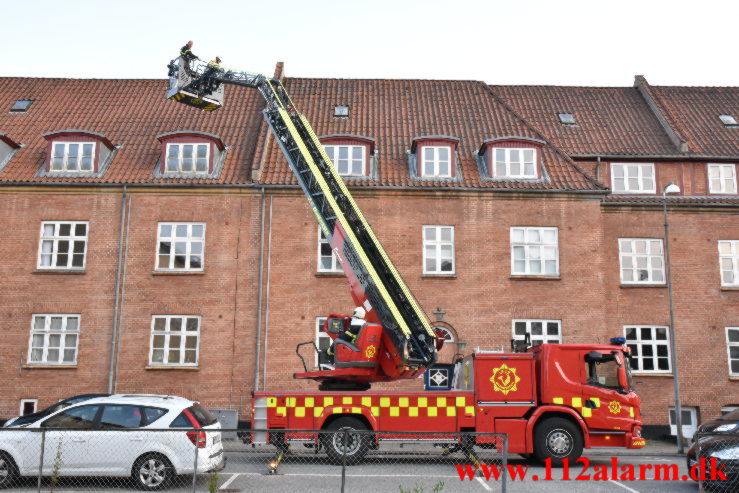 Måtte fjerne beton fra taget. Frejasgade 3 i Vejle. 13/05-2023. KL, 20:03.