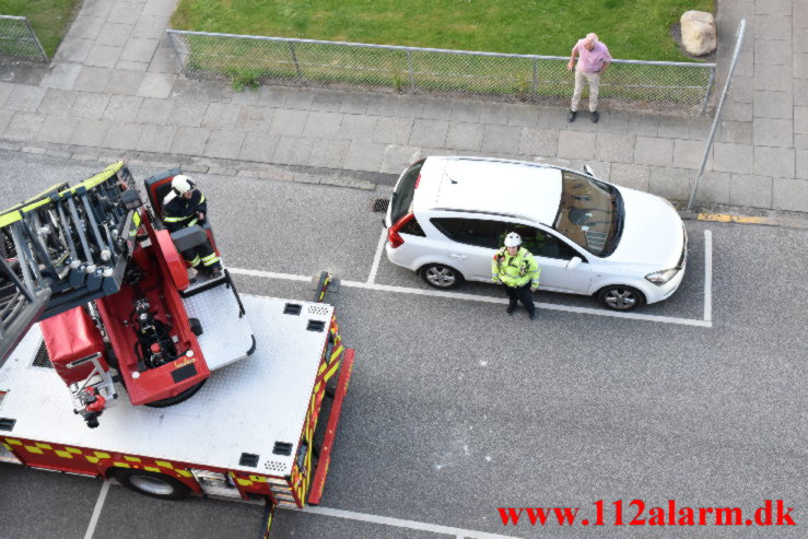 Måtte fjerne beton fra taget. Frejasgade 3 i Vejle. 13/05-2023. KL, 20:03.