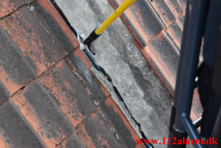 Måtte fjerne beton fra taget. Frejasgade 3 i Vejle. 13/05-2023. KL, 20:03.