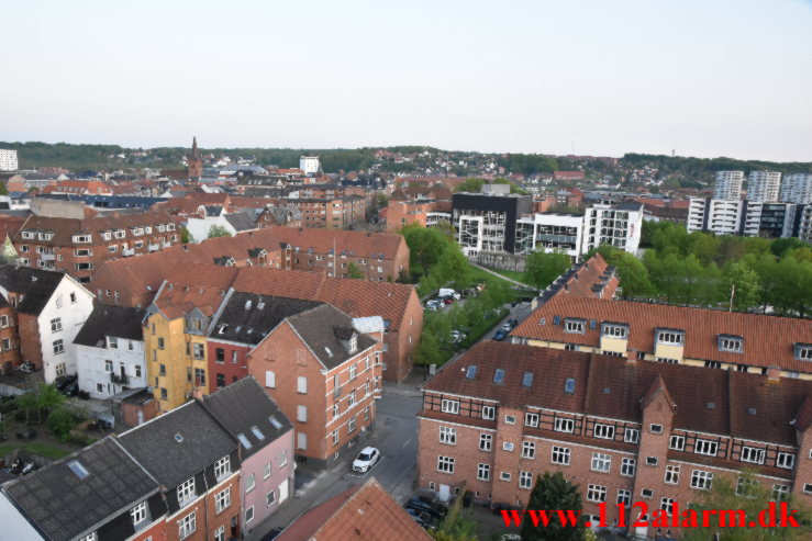 Måtte fjerne beton fra taget. Frejasgade 3 i Vejle. 13/05-2023. KL, 20:03.