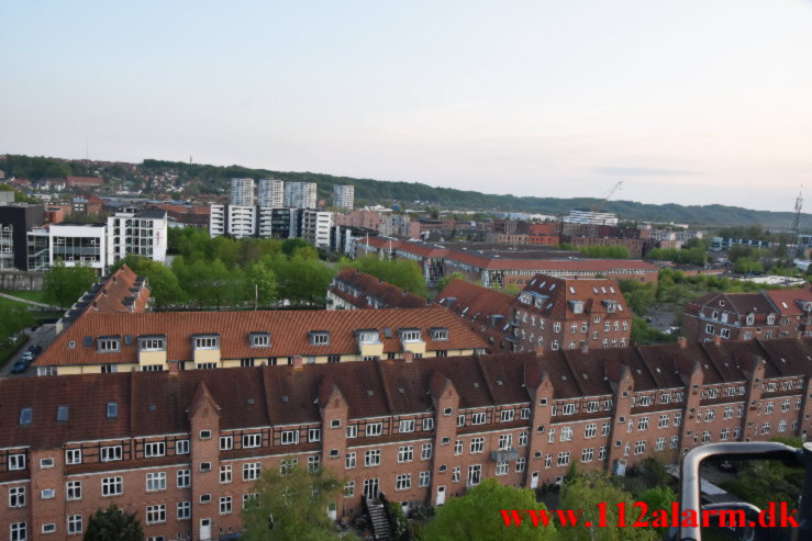 Måtte fjerne beton fra taget. Frejasgade 3 i Vejle. 13/05-2023. KL, 20:03.