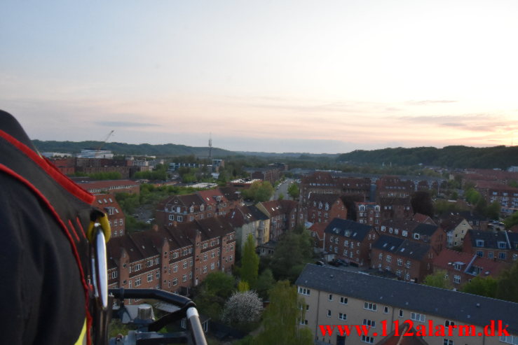 Måtte fjerne beton fra taget. Frejasgade 3 i Vejle. 13/05-2023. KL, 20:03.