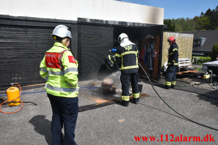 Mand satte ild på sin garage med gasbrænder. Grejsdalsvej i Vejle. 14/05-2023. kl. 11:58.