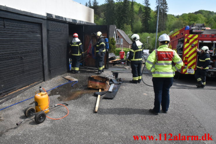 Mand satte ild på sin garage med gasbrænder. Grejsdalsvej i Vejle. 14/05-2023. kl. 11:58.