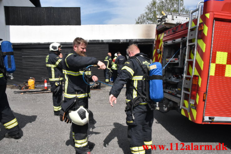 Mand satte ild på sin garage med gasbrænder. Grejsdalsvej i Vejle. 14/05-2023. kl. 11:58.
